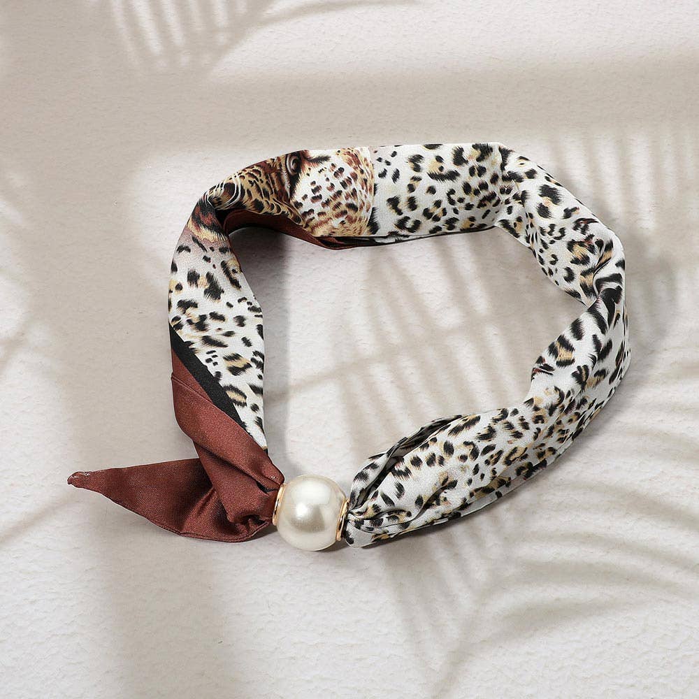 SECRET BOX_Pearl Accent Leopard Scarf Magnetic Necklace